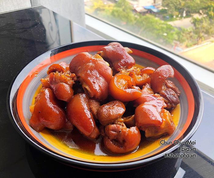 Gi&ograve; heo kho nước dừa ăn n&oacute;ng c&ugrave;ng cơm rất ngon đặc biệt trong những ng&agrave;y se lạnh như thế n&agrave;y.