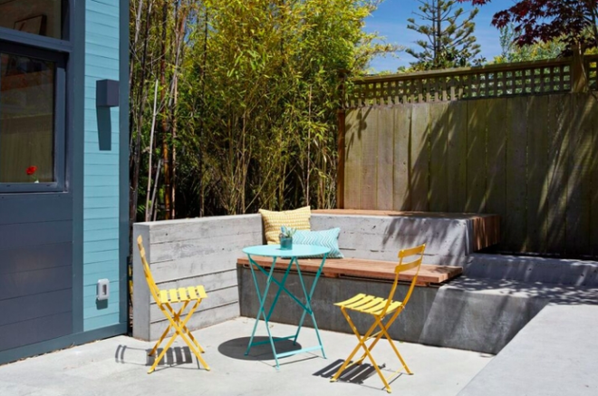 Ghế được đóng bằng kệ sắt chắc chắn, thiết kế thêm mảnh gỗ để tạo ghế ngồi đẹp xinh và gọn gàng cho khoảng sân sau nhỏ nhắn.