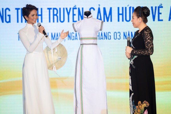 
Hoa hậu HHen Niê và NTK Linh San chia sẻ cảm xúc về bộ áo dài thổ cẩm
