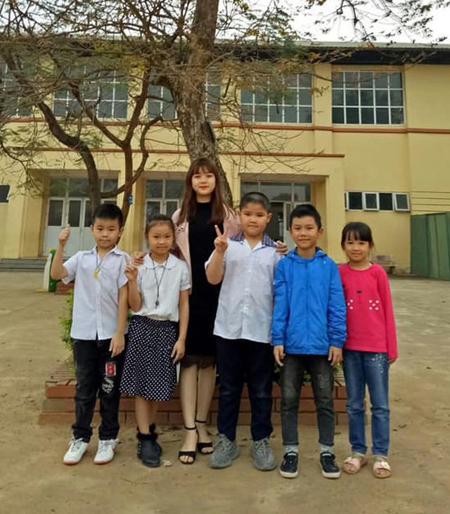 Cô giáo trẻ và các em học sinh.