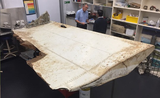 Một mảnh cánh được xác nhận là thuộc về MH370. Ảnh: BLOOMBERG