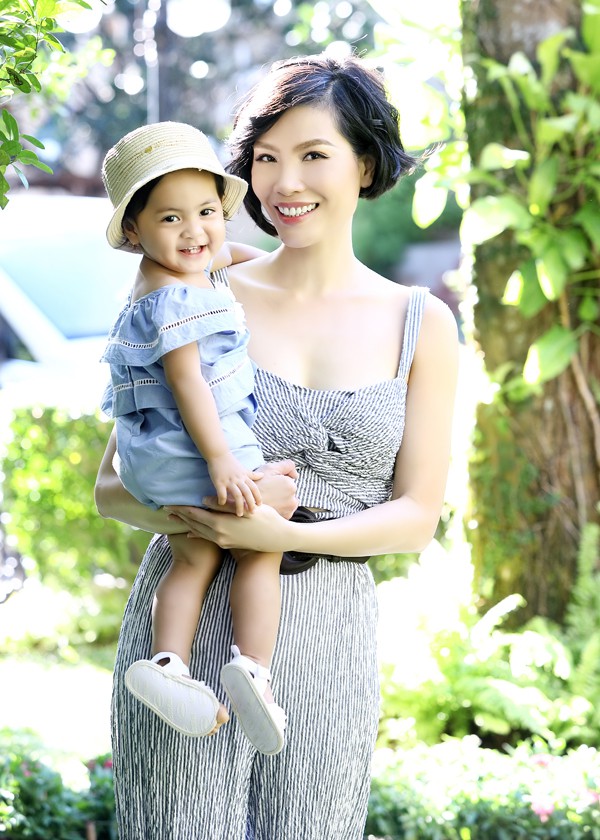 
Vũ Cẩm Nhung hiếm hoi tiết lộ không gian sống rộng 500 m2, đầy màu xanh của gia đình cô tại TP HCM. Cựu siêu mẫu vừa thực hiện bộ ảnh cùng con gái cưng - bé Vi Anh.

