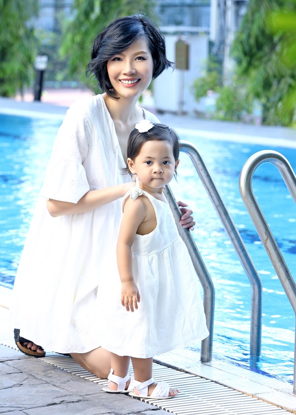 Công chúa nhỏ được 15 tháng tuổi đang lẫm chẫm tập đi và học nói. Ở tuổi 43, Vũ Cẩm Nhung rất hạnh phúc vì có một cô con gái.