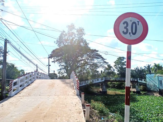 ... v&agrave; sau khi th&aacute;o dỡ bảng t&ecirc;n cầu.