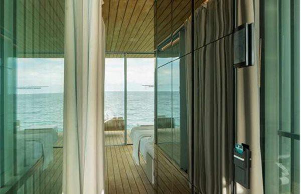 
Dù chỉ rộng 74m vuông, Punta de Mar có rất nhiều cửa sổ phản chiếu cảnh biển, tạo cảm giác thông thoáng và rộng rãi. Căn nhà có 2 tầng, một phòng ngủ kèm phòng tắm và một sân hiên.
