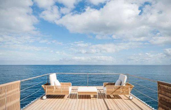 
Trên mái nhà có thiết kế boong tàu rộng 34m vuông, là nơi lý tưởng để thư giãn và giải trí khi xung quanh bao bọc bởi nước xanh mênh mông.
