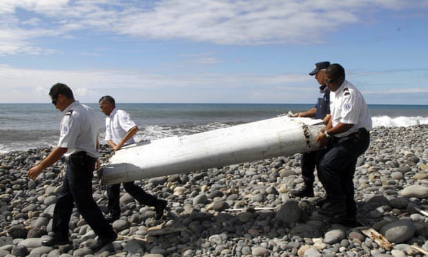 Mảnh vỡ được tìm thấy trên bờ biển châu Phi năm 2015 (Ảnh: EPA)