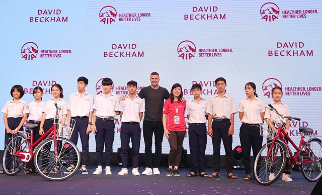 David Beckham tặng xe đạp cho trẻ em làng SOS.