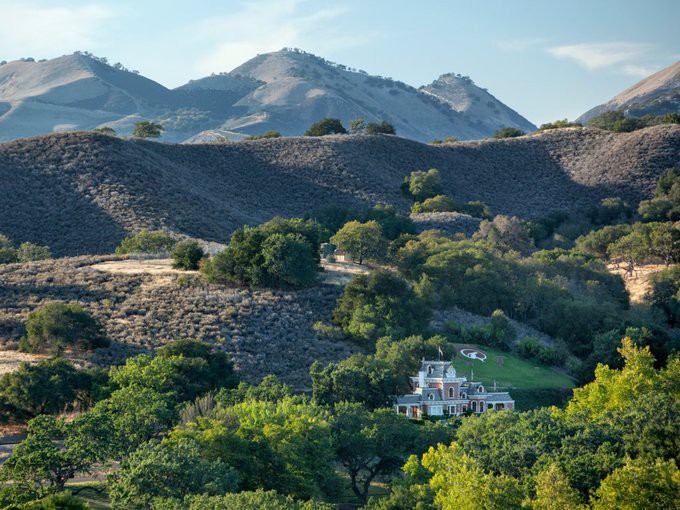 Đây là một góc nông trại Sycamore Valley, nơi từng có tên Neverland khi thuộc sở hữu của Michael Jackson. Ông mua nó với giá 19,5 triệu USD vào năm 1987. Năm 2015, nó được rao bán với giá 100 triệu USD nhưng nay giảm còn 31 triệu USD, xấp xỉ đến 70%.
