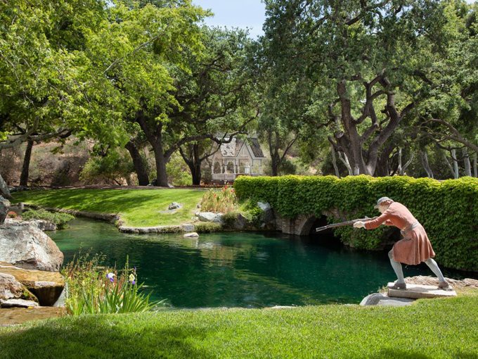 Ông hoàng nhạc pop Michael Jackson đã từng sống tại khu nông trại này trong 15 năm.