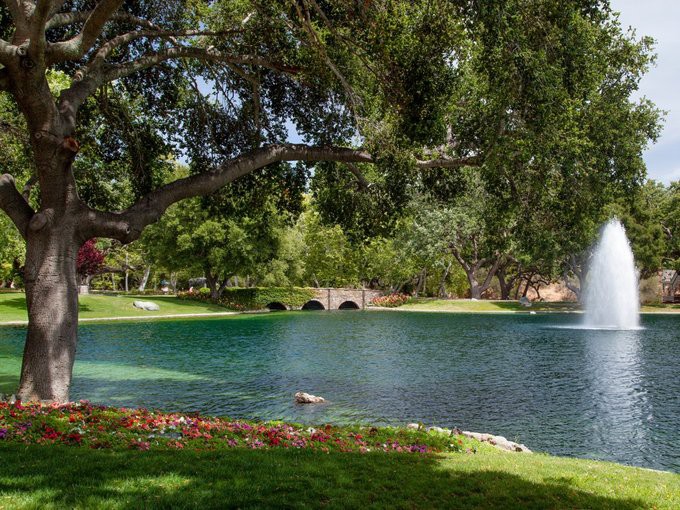 Hồ nước trong nông trại rộng 1,6 ha, với hai đài phun nước, có bến thuyền, bãi tắm và nuôi thả thiên nga.