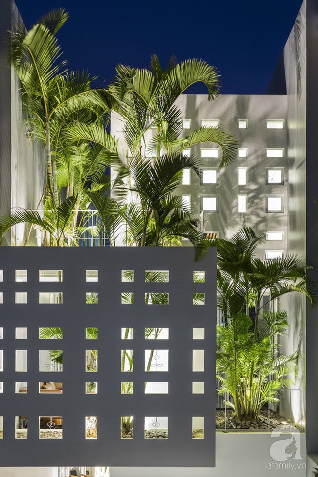 Ngôi nhà tạo ấn tượng đặc biệt ngay từ mặt tiền với những ô cửa vô cùng ấn tượng.