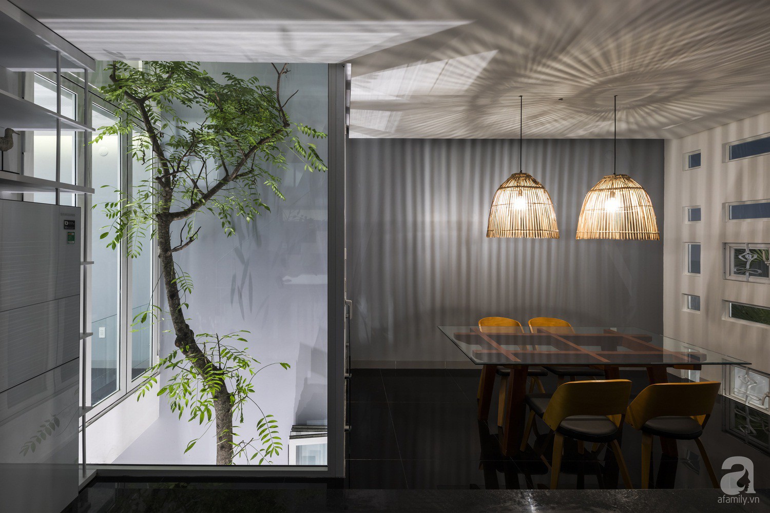 Xung quanh nhà được lắp đặt các ô kính nhỏ với tổng 438 lỗ ánh sáng.