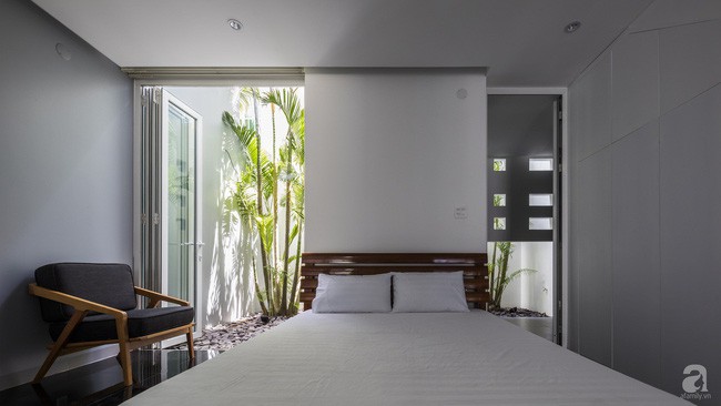 Với tổng diện tích mặt sàn là 210m2, các thành viên trong gia đình có thể sống thoải mái trong ngôi nhà đủ đầy và hiện đại nhưng chỉ phải chi trả mỗi tháng hơn 200 nghìn tiền điện.