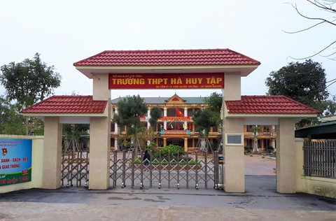 Trường THPT Hà Huy Tập, nơi nam giáo viên công tác. Ảnh: P.T.