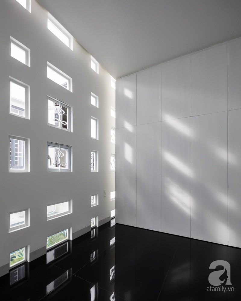 Những lỗ nhỏ thông gió, ánh sáng.