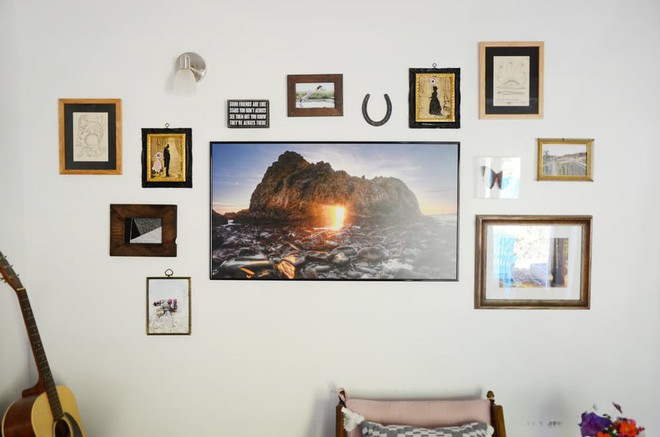 Những tấm ảnh liên quan đến sở thích nhiếp ảnh thời trang của Robyn được trang trí trong ngôi nhà.
