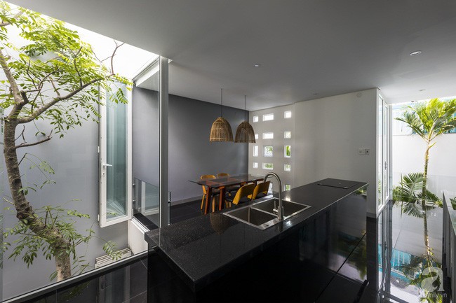 Góc bếp được thiết kế trên tầng.