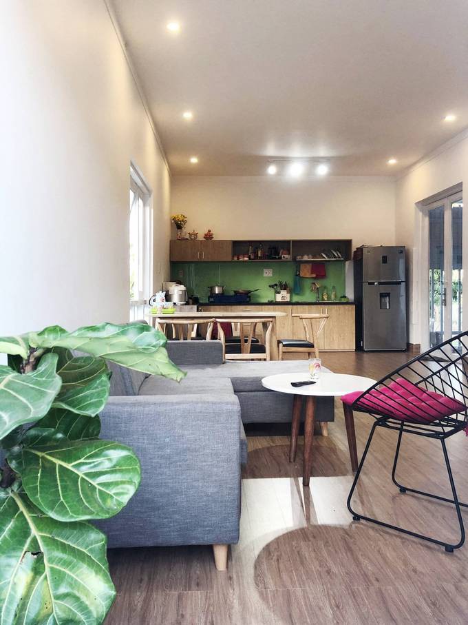 Không gian sinh hoạt chung gồm phòng khách, phòng ăn và bếp được thiết kế liên thông nhau, tạo cảm giác rộng rãi cũng như tăng cường sự kết nối của các thành viên trong gia đình.