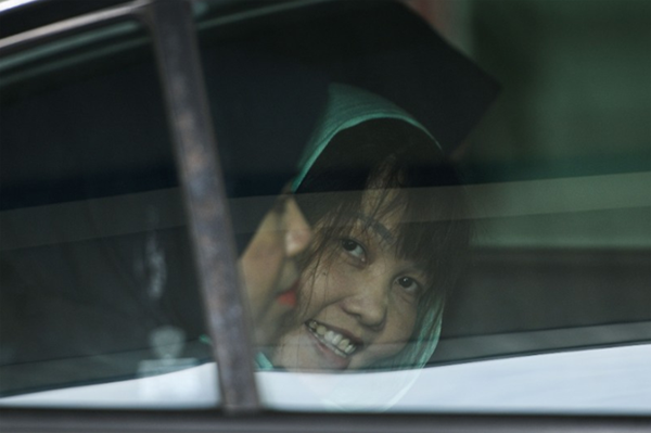 
Hình ảnh tươi cười phấn khởi của Đoàn Thị Hương sau phán quyết tại tòa sáng nay.
