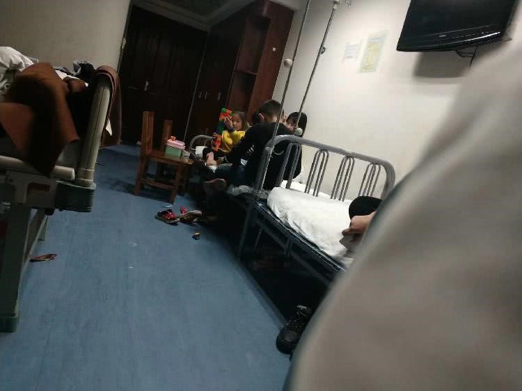 Các cháu bé được điều trị trong bệnh viện