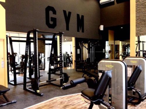 Căn nhà với thiết kế nội thất đầy đủ, cô có thể tập Gym tại nhà mà không phải đi đấn phòng tập Gym, hay thả hồn vào bể bơi sau những ngày hè nóng bức.