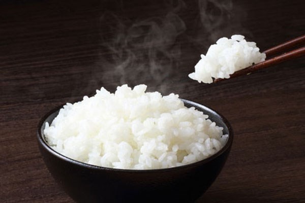 
Gạo trắng được tạo ra sau quá trình xay xát, loại bỏ vỏ trấu, cám và mầm.
