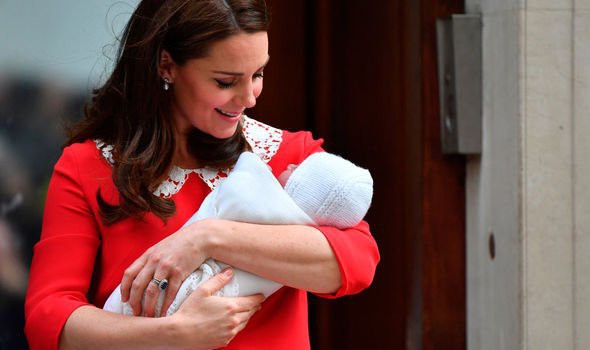Công nương Kate xuất hiện hoàn hảo sau khi sinh Hoàng tử Louis.