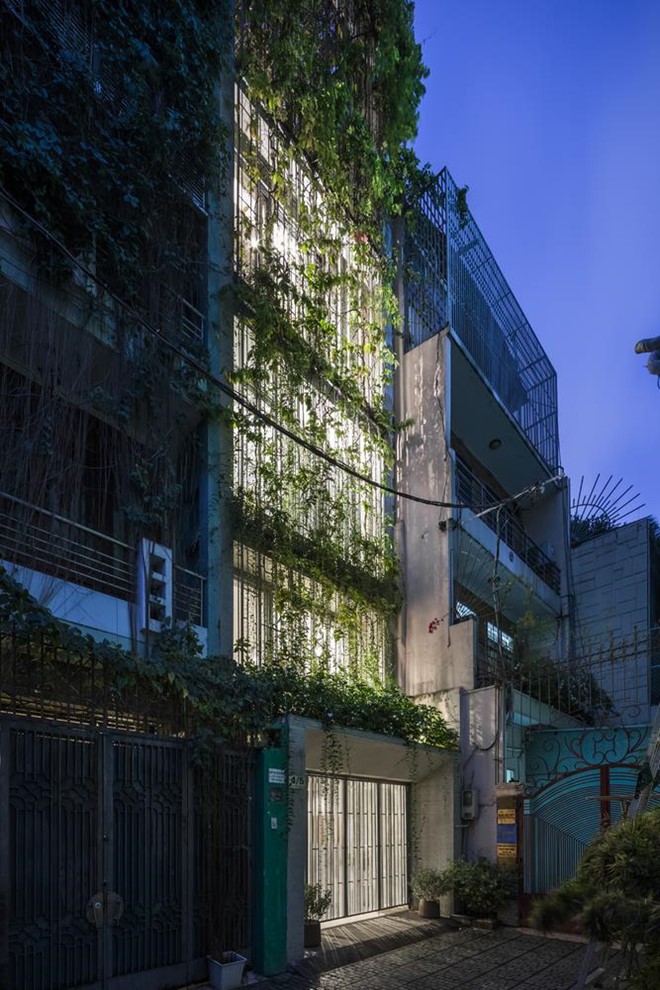 Công trình nhìn từ bên ngoài khi về đêm.