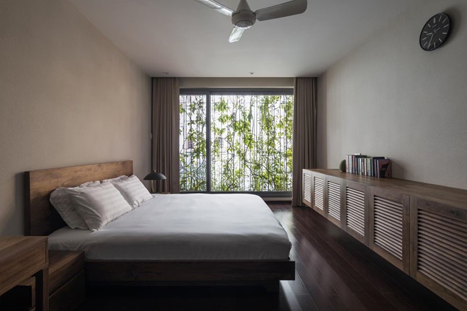 Việc sử dụng dàn dây leo đáp ứng được nhu cầu của chủ nhà khi vừa giảm bớt khí bụi môi trường, đón những ánh sáng tự nhiên không quá chói gắt cũng như giữ được sự riêng tư cần thiết bên trong căn nhà.