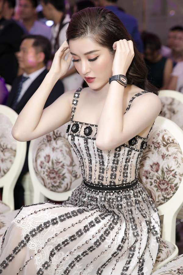 &Aacute; hậu ho&agrave;n thiện phong c&aacute;ch bằng đồng hồ Richard Mille c&oacute; gi&aacute; hơn 3 tỷ đồng. Đ&acirc;y l&agrave; chiếc đắt đỏ nhất trong bộ sưu tập đồng hồ h&agrave;ng hiệu của Huyền My.