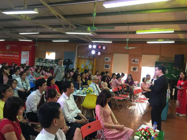 Chủ tịch HĐQT trường Nguyễn Bỉnh Khi&ecirc;m - Tiến sĩ Nguyễn Văn Ho&agrave; lắng nghe t&acirc;m sự của c&aacute;c gi&aacute;o vi&ecirc;n chủ nhiệm.