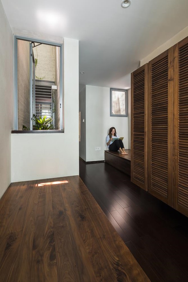 Không cần quá nhiều ánh sáng đèn điện, ánh sáng tự nhiên bên ngoài đủ để làm sáng bừng không gian sống.