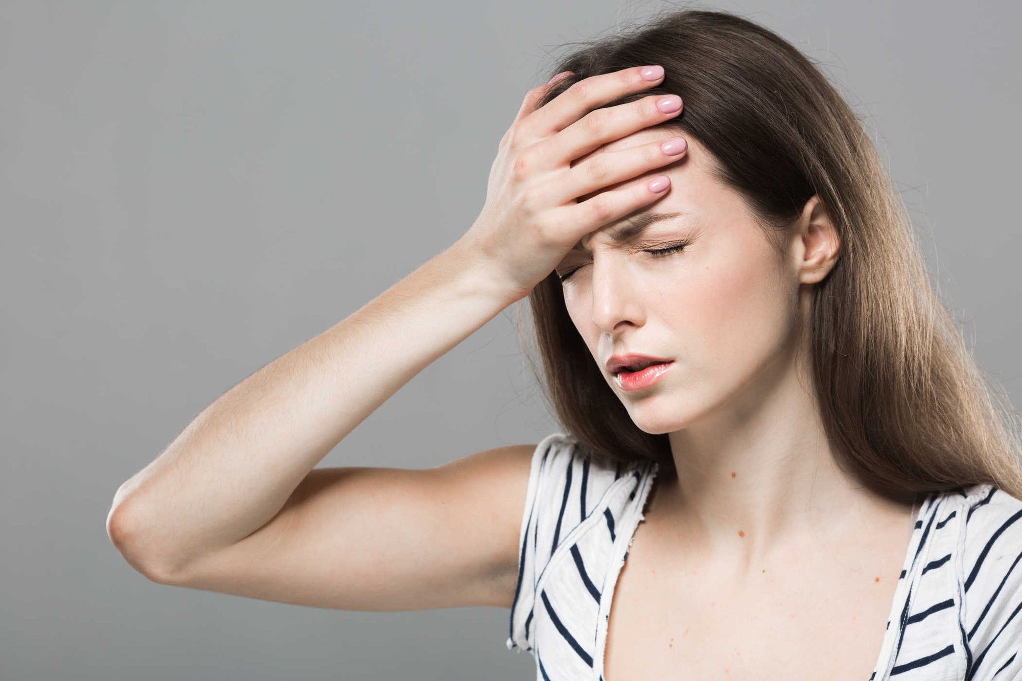 Nghỉ ngơi và massage đầu là giải pháp giảm đau hiều quả. Ảnh minh họa 