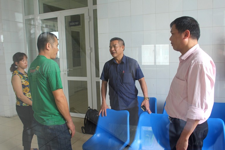 Lãnh đạo UBND huyện và Phòng GD&ĐT huyện Tứ Kỳ đến hỏi thăm, động viên tặng quà em S. Ảnh: Đ.Tùy