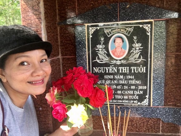 Hình ảnh diễn viên Kiều Trinh ra thăm mộ của mẹ.