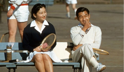 
Chuyện tình của Nhật hoàng và Hoàng hậu bắt nguồn từ sân tennis. Ảnh: Sankei Archive.
