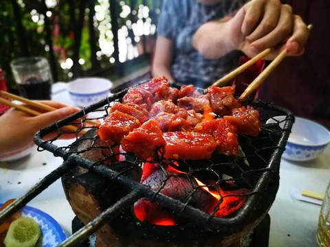 Bò nướng Lạc Cảnh: Bò nướng Lạc Cảnh dường như là món ăn đặc sắc ở Nha Trang, đến độ nhiều du khách vẫn nói vui rằng: “Đến Nha Trang mà chưa ăn bò nướng Lạc Cảnh thì mới biết Nha Trang có một nửa”. Thương hiệu của món ăn trứ danh này đã tồn tại lâu đời với hơn 40 năm kinh nghiệm chế biến trên xứ biển, được rất nhiều người dân địa phương biết đến. Ảnh: _P_jams_.