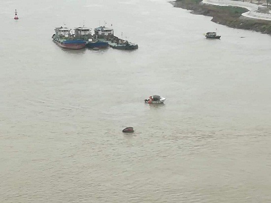 Tổ công tác Trạm CSGT Đường thủy Máy Chỉ đã cứu vớt cô gái nhảy cầu BÍnh sáng nay 11/4. Ảnh: TL