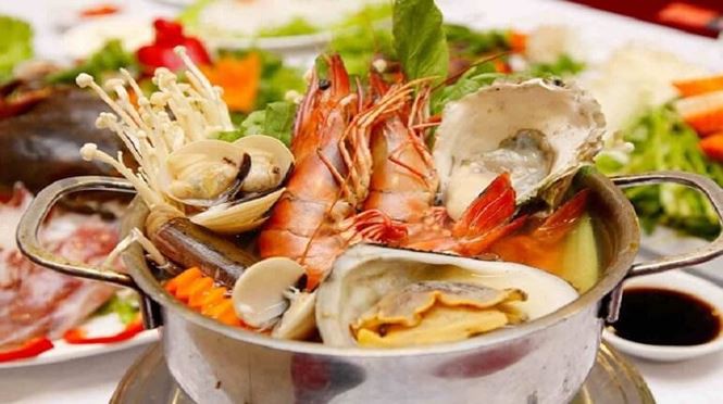  Bạn bị dị ứng hải sản cũng cần phải tránh xa khu vực nấu nướng. Bởi có thể khi hít phải mùi của món hải sản vẫn có thể gây dị ứng. Tuyệt đối không ăn những món hải sản đã ươn, chết vì đây là cơ hội để histamine xâm nhập. Ảnh minh hoạ: Internet 