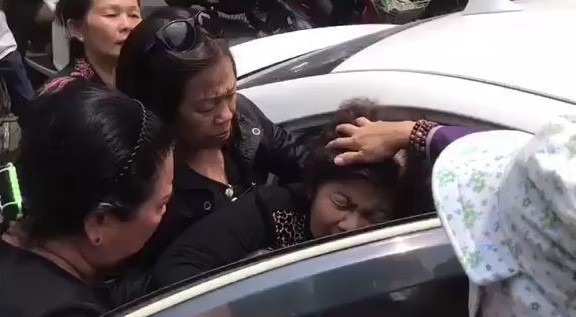 Mẹ nghệ sĩ Anh Vũ bị ngất khi ra sân bay nhận thi hài của con trai.