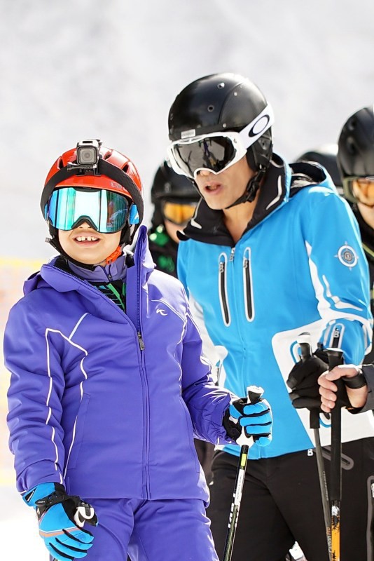 Cậu bé cùng bố trượt tuyết ở nước ngoài.