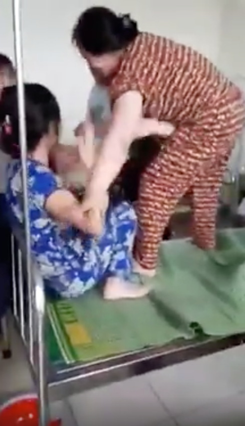 
Hai bà thông gia lao vào đánh nhau tại bệnh viện. Ảnh cắt từ clip
