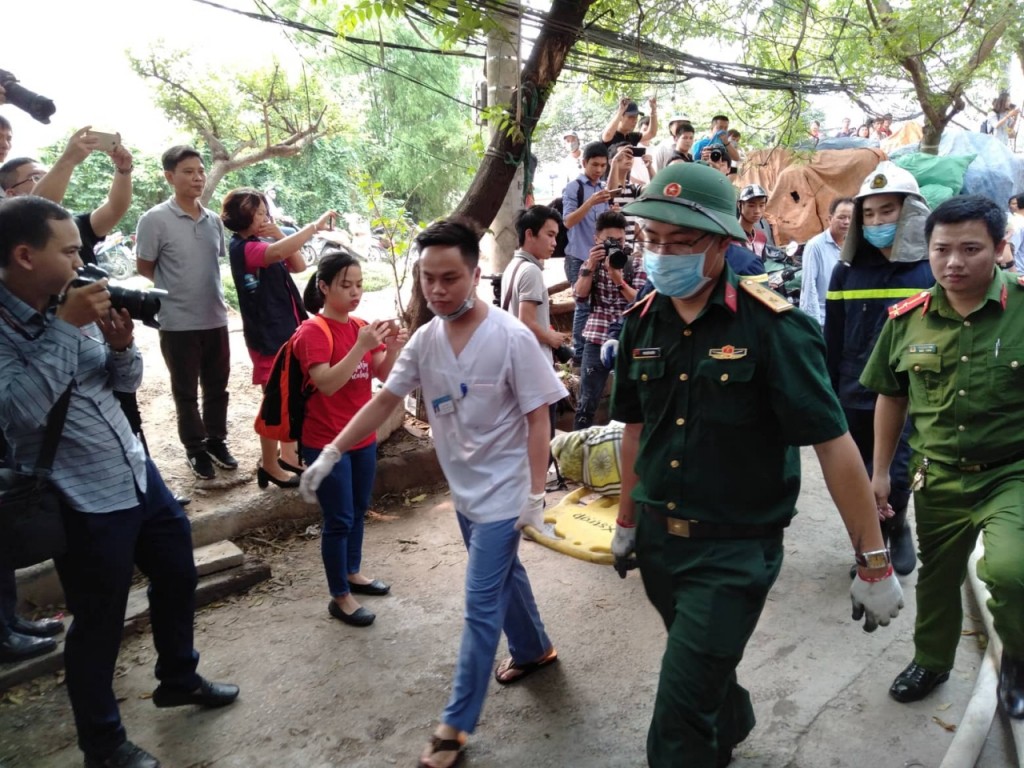 Đưa thi thể nạn nhân ra khỏi hiện trường.