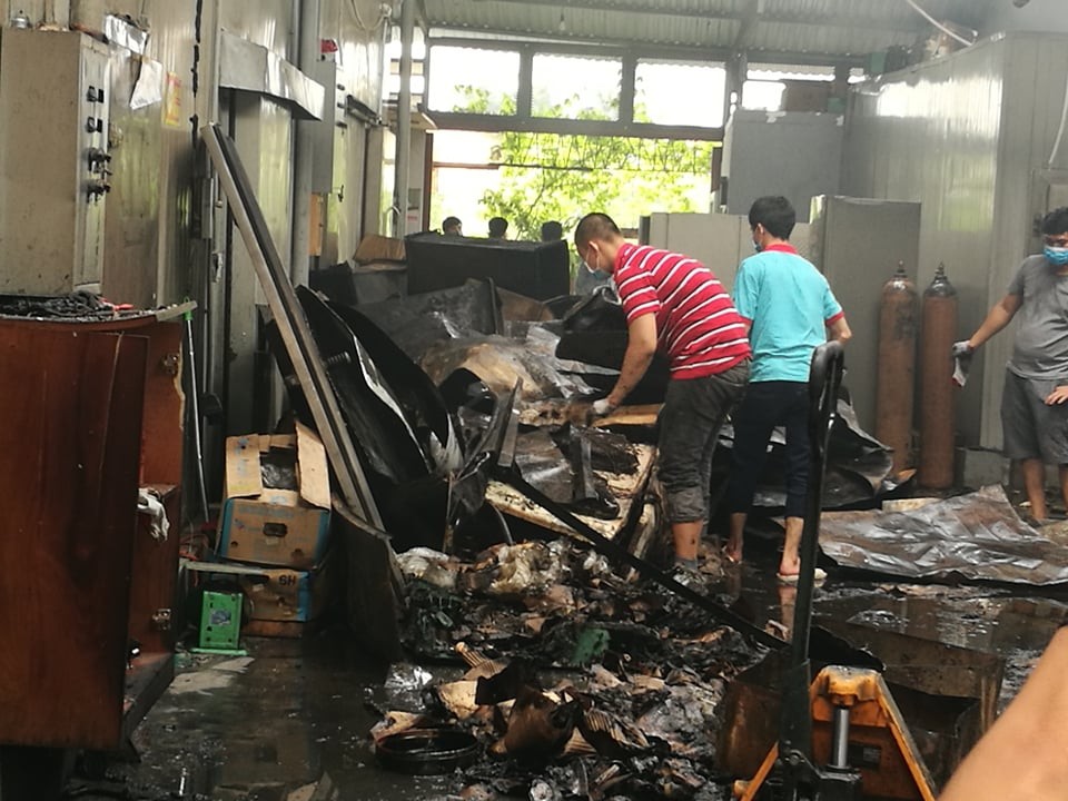 Mọi người đang khẩn trương thu dọn hiện trường, tìm kiếm người mất tích.