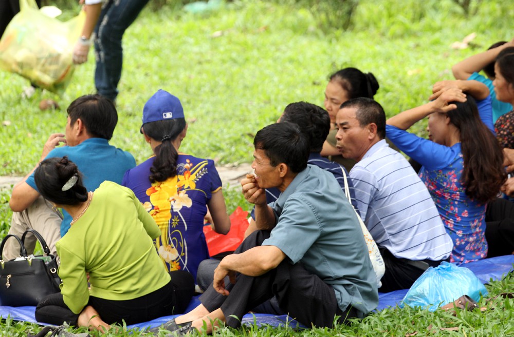 Tuy nhiên, thời tiết oi bức và phải di chuyển xa nên không ít người cảm thấy khó chịu, mệt mỏi.