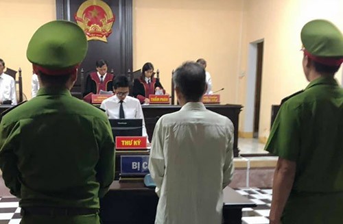 
Bị cáo Nguyễn Quang Chung tại phiên phúc thẩm mở đầu tháng 4. Ảnh: Nghi Xuân.
