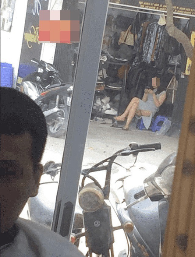 Mùa hè là dịp để chị em tha hồ bung lụa với những bộ cánh mát mẻ. Thế nhưng, trang phục mát mẻ thì không đồng nghĩa với việc phô trương da thịt quá đà gây nhức mắt mỗi khi ra đường.