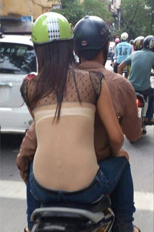 Vào mùa hè, chị em cần thận trọng khi diện những chiếc váy ngắn cũn ngồi trên xe.