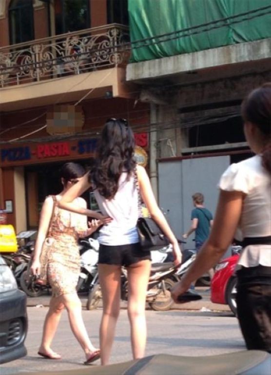 
Thế nhưng nhiều chị em lại vô tư mặc ra đường khi hè về
